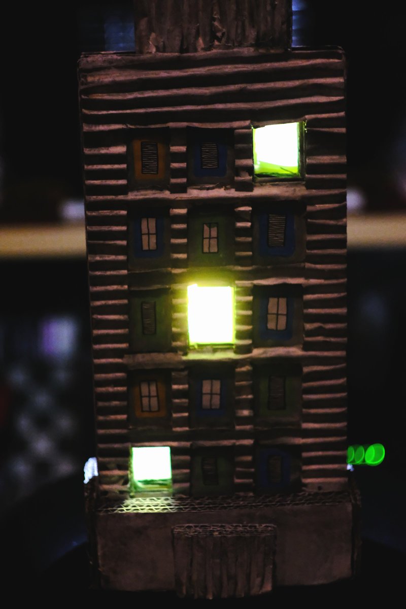 今日、鬼子母神で行われてた手創り市に行ったんだけど
#ジェームス・リジィ を想起するこの方の作品に惹かれた。＞#イーモンデザイン
本来の作品も勿論良いのだけれどオブジェとしてあった売り物ではない大きいのをが良くて無理言って譲って貰った。
本来の作品はこちら↓
instagram.com/p/DLjWrL7zF8H/…