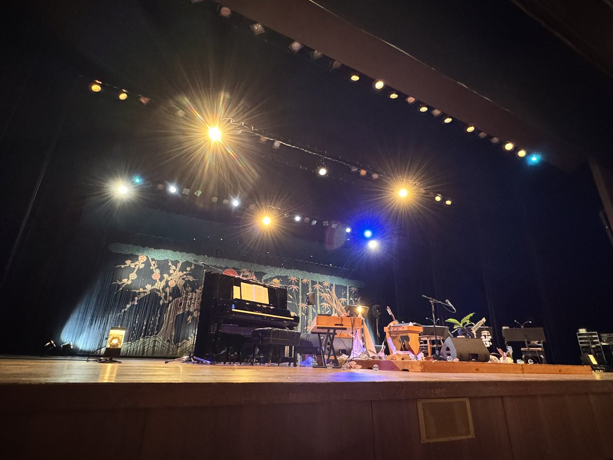 青葉市子(ストリングス編成) at 石垣市民会館大ホール、Luminescent Creatures Tourの東京編に比べて、ハーブやパーカッション、チェレステなどはないが、その分ストリングスとピアノの温かさと石垣島の空気に包まれて夢うつつの時間だった。