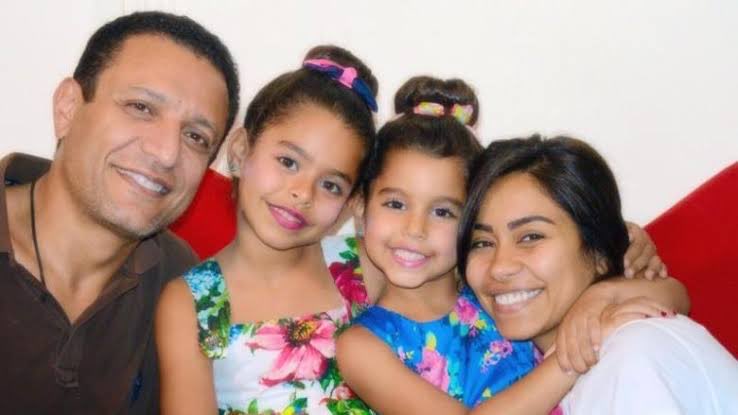 drp_s_s's tweet image. اللي بجد راجل محترم وابن ناس في قصة شيرين ابو بناتها محمد مصطفى 
سابته عشان مفيش جنان في العلاقة بروايتها واتقال مرض
وفي المقابل ساكت تماما مش بيتاجر بيها في ازماتها ولا فارق معاه يطلع ترند و بيحمي بناته وواقف جنبهم زي ما رفع قضية على اللي ابتز بنته 
راجل زي الدهب وابن ناس حقيقي