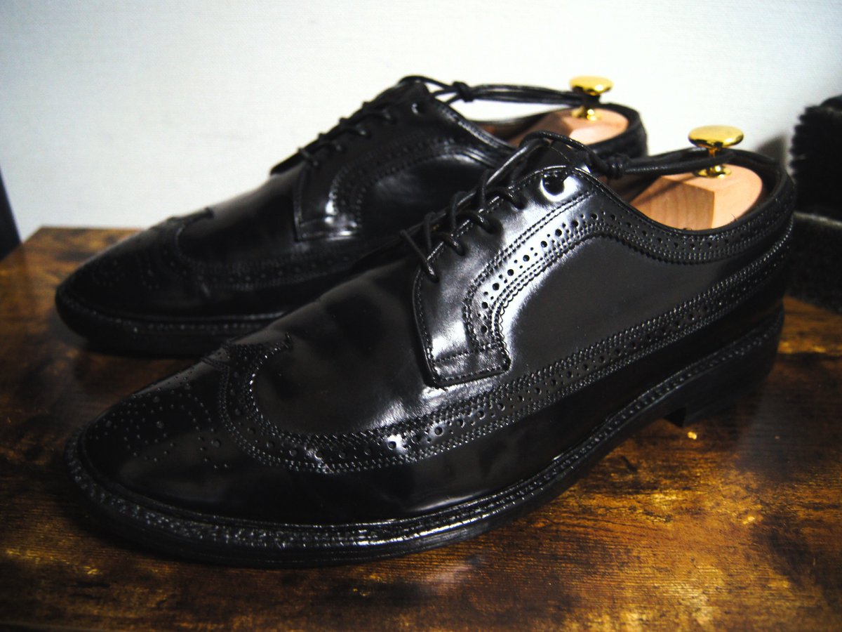 ryo_17style's tweet image. Allen Edmonds
MacNeil(9/) 9177 - Cordovan Last.97  #ryo17靴068

M.MOWBRAY CORDOVAN CREAM RENOVATOR
で手入れ

磨き上げられた途端に自分こそ舞台の主役だと胸を張る
深いつやはまるで急に色気づいたような風情を帯びる
堂々たる姿のままなのに歩かせると妙におどけた紳士が顔を出します