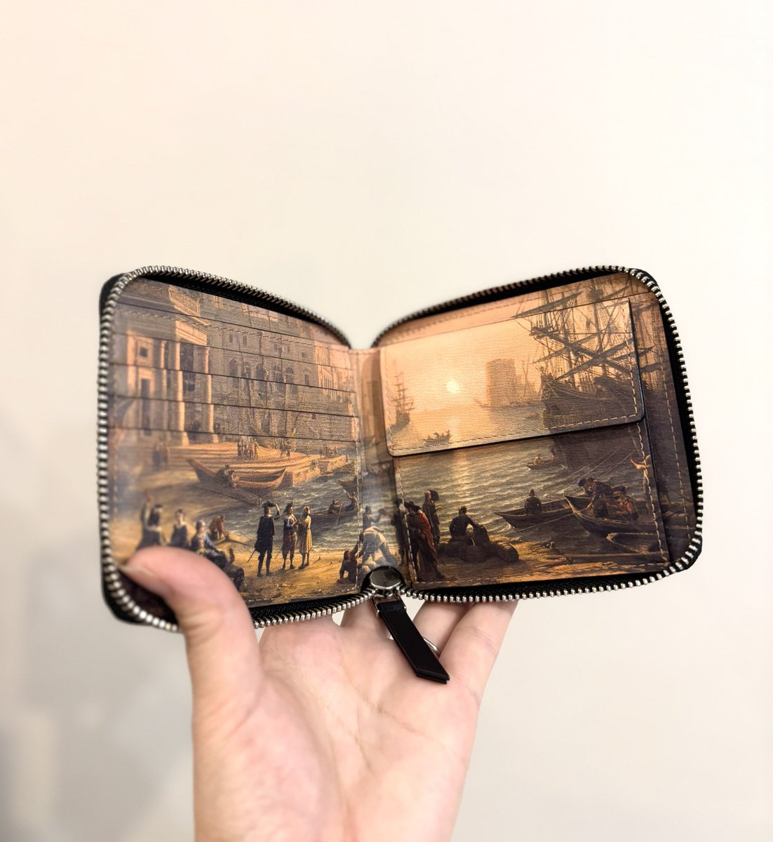 今日、新しいお財布を下ろしたのですが、 今アニエスベーがルーブル