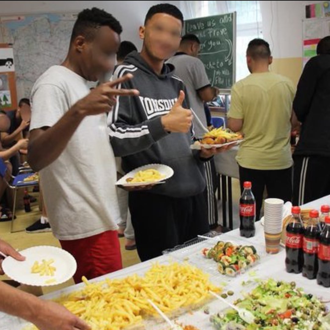 KonradBerkowicz's tweet image. NFZ w zapaści, Polska tonie w długach, podatki rosną, ceny rosną, ale najważniejsze, że stać nas na luksusowy pobyt dla imigrantów w Lesznowoli – sale gier, wyładowane stołówki, boiska i hale sportowe. Platforma robi, nie gada.