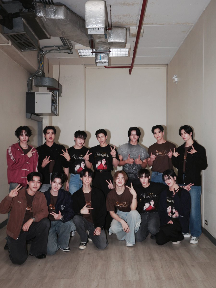 หนุ่ม ๆ ดูมันดิมาร่วมให้กำลังใจเหล่านักแสดงจาก ซีรีส์ “เขมจิราต้องรอด Khemjira The Series” ใน Khemjira The Golden Time Concert “𝐑𝐨𝐨𝐭𝐞𝐝 𝐢𝐧 𝐓𝐡𝐚𝐢, 𝐑𝐢𝐬𝐢𝐧𝐠 𝐭𝐨 𝐭𝐡𝐞 𝐰𝐨𝐫𝐥𝐝” 🎙🕰 

KNP TFO CONCERT
#KhemjiraConcertDay1

<a href="/Msorntast/">Mark Sorntast</a> <a href="/mmaxmaxxxx/">MMAX</a>
<a href="/PDomundi/">Park</a>