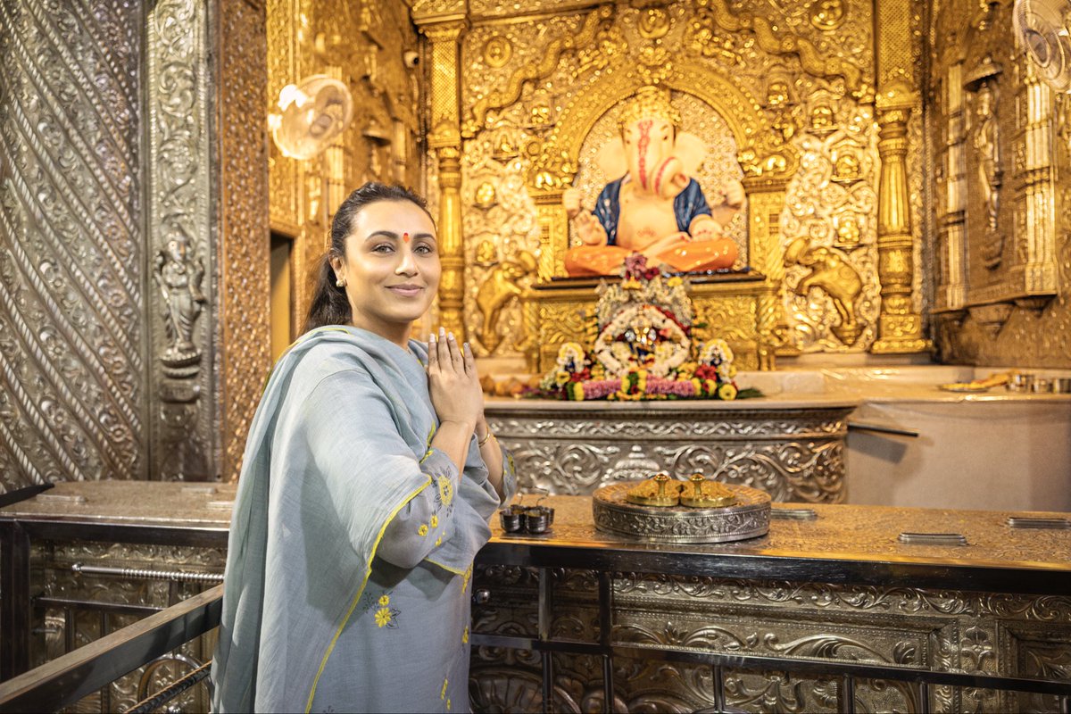 yrftalent's tweet photo. #RaniMukerji marks the start of her Mardaani 3 Pune visit by seeking blessings at the Dagdusheth Ganpati Temple. 🌸🙏

#YRFTalent #YRF https://t.co/JN457Ewyym