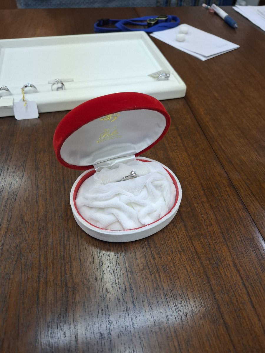 rock_feeld's tweet photo. 来月末、
倅の 結婚式。
、　
今日、
嫁はん、指輪💍　リフォームに。　
指、入らん。
、
船場センタービル。　
30年前、購入した　お店で。
、
30年前、キュービック ジルコニアで、誤魔化そ、思うも、失敗。
、
4枚目の写真、
わし、小指に　嵌めてみた。
、
どう❔　似合う かしら❤️❤️❤️
、 https://t.co/TrJlojASjC