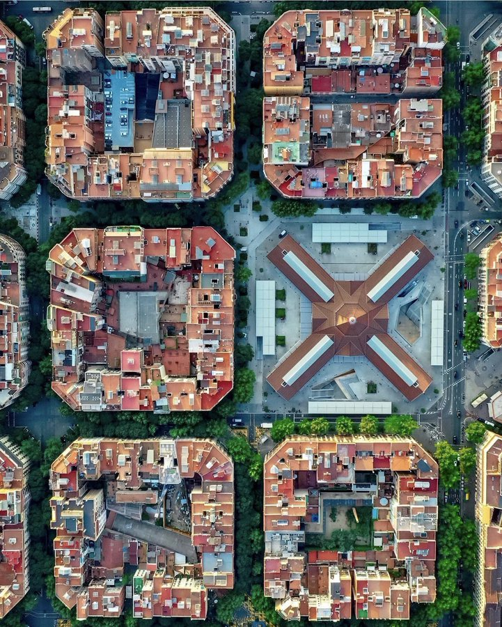 BoigBCN's tweet image. Barcelona a vista d’ocell.  

FIL  

📸 d’en Fabian, Mr.View a IG.   

1. Mercat de Sant Antoni.