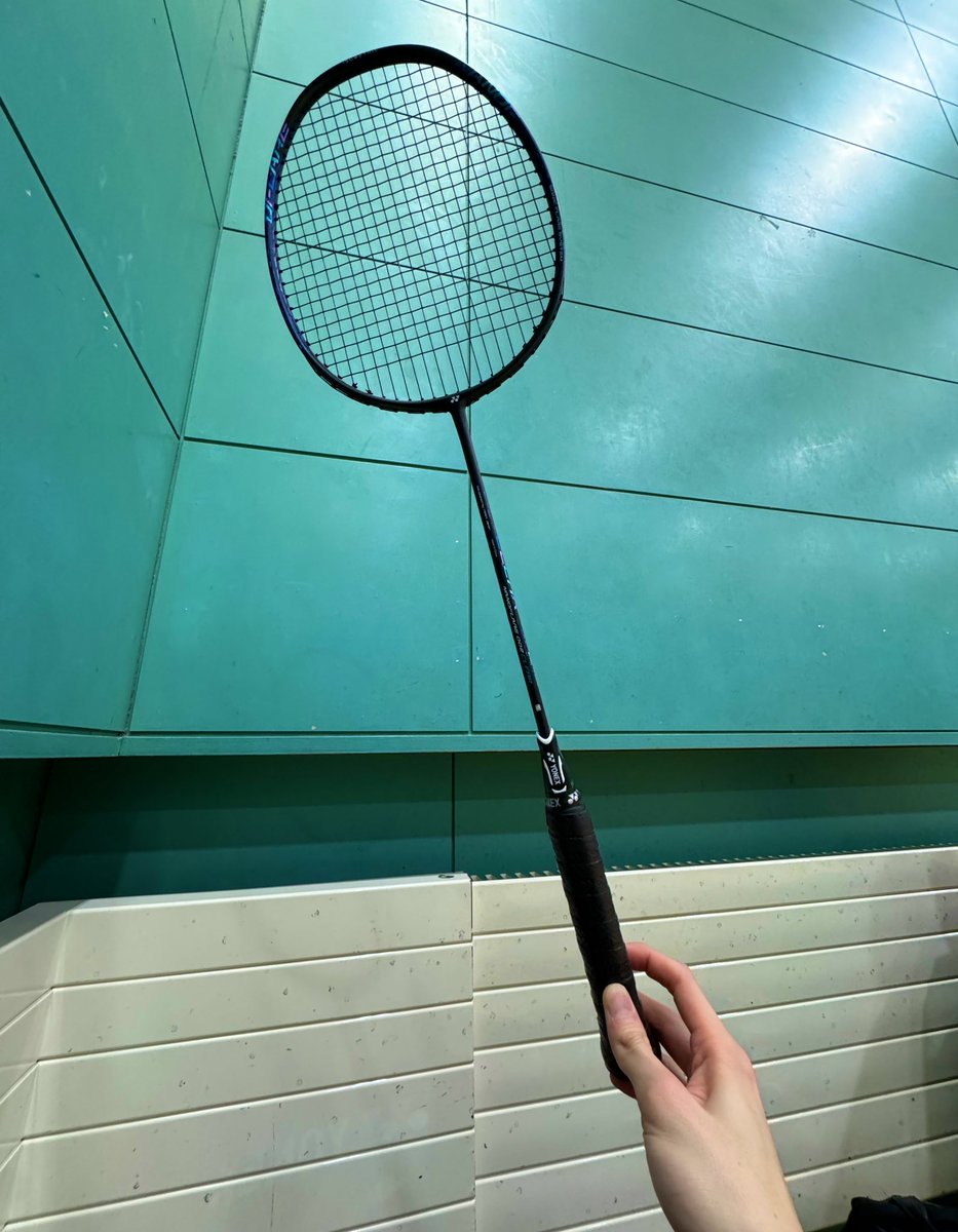 ついにバドミントンのマイラケットをゲットしたので体育館へ。友人に急に「ポンドは？」って聞かれたから「イギリスの通貨単位ね。」ってドヤ顔で答えてやった。