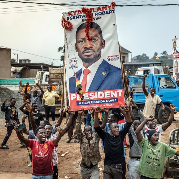 As forças de segurança em Uganda sequestraram o principal líder da oposição do país, Bobi Wine, de sua casa, disse seu partido na sexta-feira, um dia antes de a comissão eleitoral declarar o presidente Yoweri Museveni o vencedor das eleições gerais.