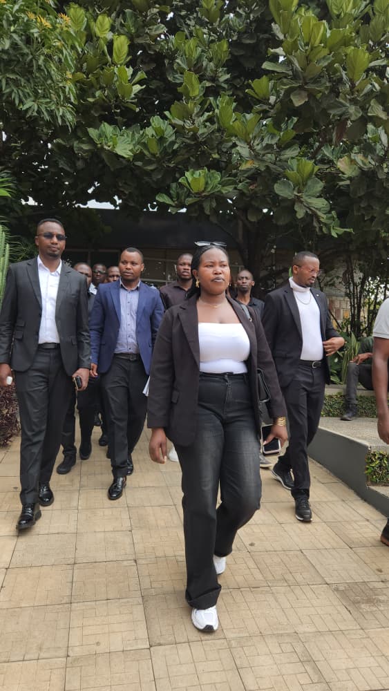 KwizeraEtiennee's tweet photo. #Updates:

Uyu munsi Urubyiruko ruturutse mu bice binyuranye byi gihugu Rukoresha imbuga nkoranyambaga Social Media influencers basuye u Rwibutso rwa Jenoside Yakorewe Abatutsi rwa Kigali Ku Gisozi mu rwego rwo Kwiga no kumenya amateka Ku nsanganyamatsiko igira iti "Twigire ku Mateka,Dufata inshingano zo kurinda ukuri no kubaka ejo hazaza".

Nyuma yo gusura uRwibutso rwa Jenoside Yakorewe Abatutsi rwa Kigali Ku Gisozi Kandi uri Rubyiruko rwahawe Ikiganiro Ku mateka Yi gihugu ni mpuguke Ku mateka Yu Rwanda,

@RwandaYouthArts @RwandaYouthVol1
@RwandaYouth @YouthEngage_rw
@UnityClubRw @Unity_MemoryRw

#IntoreDigitalNetwork #LearningFromHistory