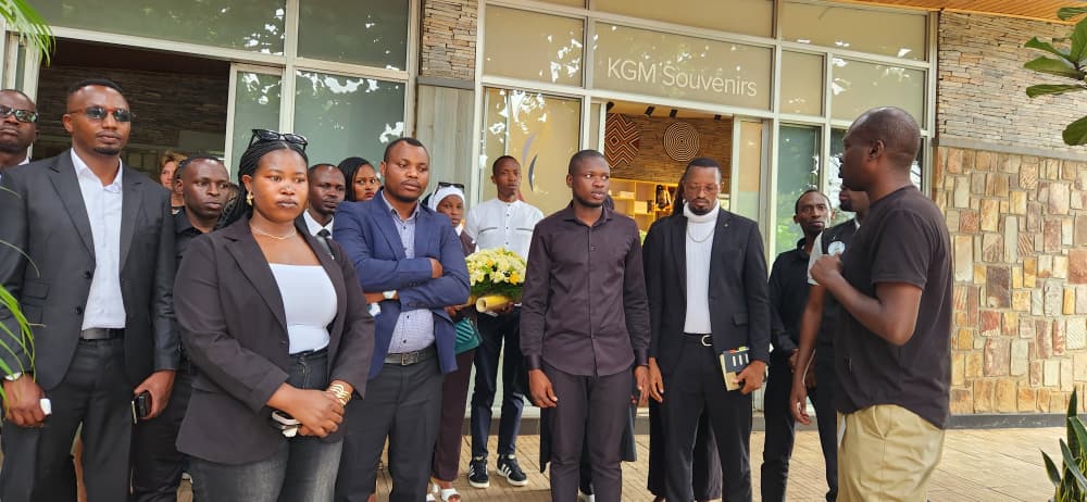 KwizeraEtiennee's tweet photo. #Updates:

Uyu munsi Urubyiruko ruturutse mu bice binyuranye byi gihugu Rukoresha imbuga nkoranyambaga Social Media influencers basuye u Rwibutso rwa Jenoside Yakorewe Abatutsi rwa Kigali Ku Gisozi mu rwego rwo Kwiga no kumenya amateka Ku nsanganyamatsiko igira iti "Twigire ku Mateka,Dufata inshingano zo kurinda ukuri no kubaka ejo hazaza".

Nyuma yo gusura uRwibutso rwa Jenoside Yakorewe Abatutsi rwa Kigali Ku Gisozi Kandi uri Rubyiruko rwahawe Ikiganiro Ku mateka Yi gihugu ni mpuguke Ku mateka Yu Rwanda,

@RwandaYouthArts @RwandaYouthVol1
@RwandaYouth @YouthEngage_rw
@UnityClubRw @Unity_MemoryRw

#IntoreDigitalNetwork #LearningFromHistory