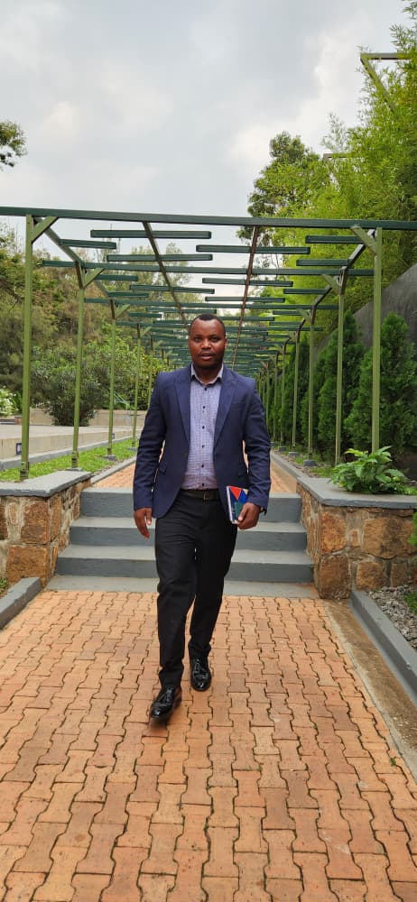 KwizeraEtiennee's tweet photo. #Updates:

Uyu munsi Urubyiruko ruturutse mu bice binyuranye byi gihugu Rukoresha imbuga nkoranyambaga Social Media influencers basuye u Rwibutso rwa Jenoside Yakorewe Abatutsi rwa Kigali Ku Gisozi mu rwego rwo Kwiga no kumenya amateka Ku nsanganyamatsiko igira iti "Twigire ku Mateka,Dufata inshingano zo kurinda ukuri no kubaka ejo hazaza".

Nyuma yo gusura uRwibutso rwa Jenoside Yakorewe Abatutsi rwa Kigali Ku Gisozi Kandi uri Rubyiruko rwahawe Ikiganiro Ku mateka Yi gihugu ni mpuguke Ku mateka Yu Rwanda,

@RwandaYouthArts @RwandaYouthVol1
@RwandaYouth @YouthEngage_rw
@UnityClubRw @Unity_MemoryRw

#IntoreDigitalNetwork #LearningFromHistory