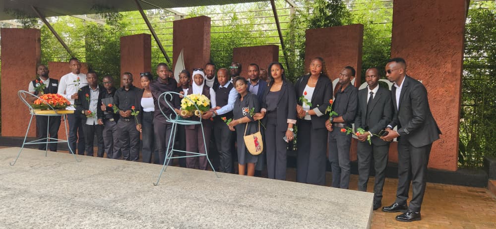 KwizeraEtiennee's tweet photo. #Updates:

Uyu munsi Urubyiruko ruturutse mu bice binyuranye byi gihugu Rukoresha imbuga nkoranyambaga Social Media influencers basuye u Rwibutso rwa Jenoside Yakorewe Abatutsi rwa Kigali Ku Gisozi mu rwego rwo Kwiga no kumenya amateka Ku nsanganyamatsiko igira iti "Twigire ku Mateka,Dufata inshingano zo kurinda ukuri no kubaka ejo hazaza".

Nyuma yo gusura uRwibutso rwa Jenoside Yakorewe Abatutsi rwa Kigali Ku Gisozi Kandi uri Rubyiruko rwahawe Ikiganiro Ku mateka Yi gihugu ni mpuguke Ku mateka Yu Rwanda,

@RwandaYouthArts @RwandaYouthVol1
@RwandaYouth @YouthEngage_rw
@UnityClubRw @Unity_MemoryRw

#IntoreDigitalNetwork #LearningFromHistory