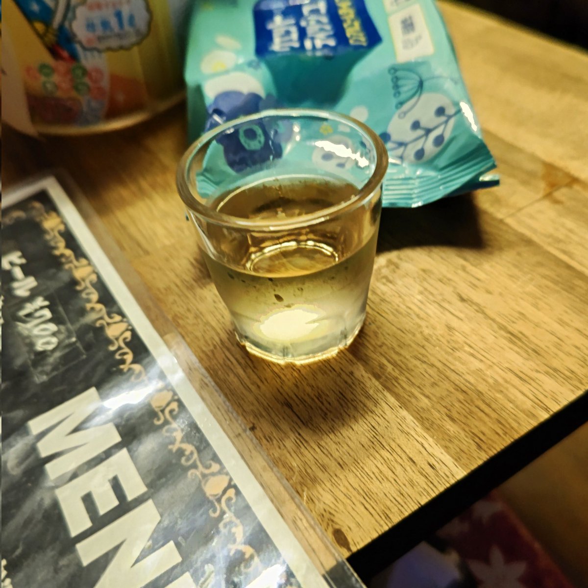すがまろさんのステージ終わりに…俺とdagさんとすがまろさんで飲む予定のテキーラショット。
新宿ROOTSでライブをやってた頃はよく飲んでたっけ、テキーラのショット。
久しぶりに飲んだけど、こーゆー楽しい飲みなら大歓迎！