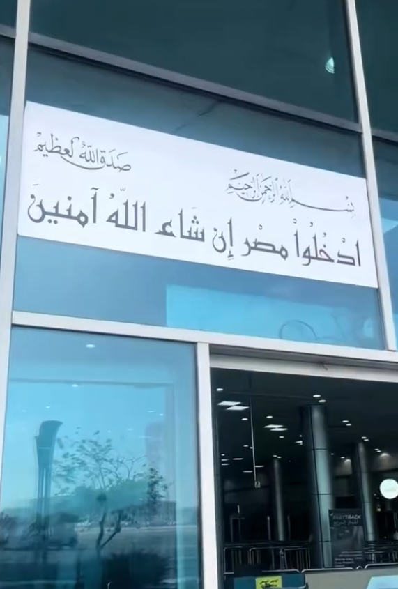 Karena disebut di Al-Qur'an, Mesir flexingnya di luar nalar sih. 😭😭😭
Di bandaranya dibuat tulisan sambutan "Udhkhulu misra insya Allahu aminin" (Masuklah ke negeri Mesir, insyaallah dalam keadaan aman." (Surah Yusuf ayat 99).
Negara lain:
"Welcome to Indonesia"
"Welcome to