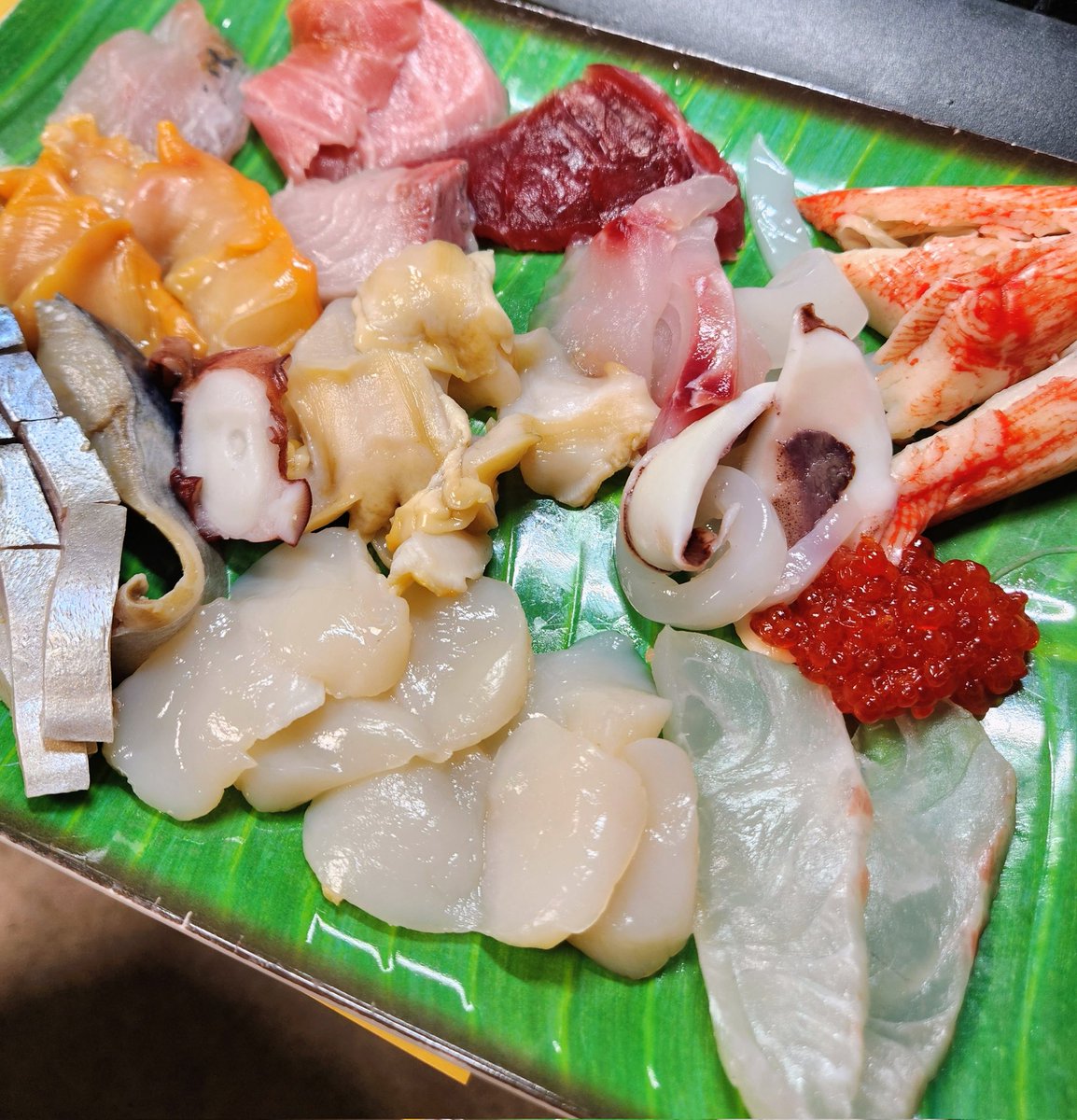 ibiru's tweet image. 風呂上がり、下高井戸の三友にいい刺身があったので去年のフジロックで越後湯沢で買った鶴齢でいっぱい。お猪口はくりまんセンパイで