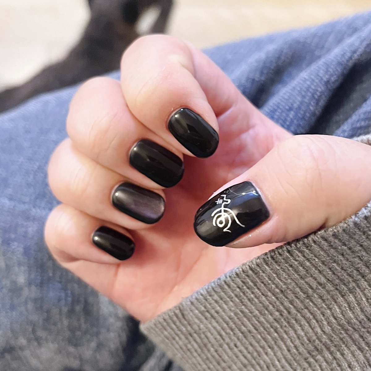 ネイル次どうするかなーんも考えてなかったけど、そういや来週ライブだわ！となり。その場で馬骨ネイルにしてもらった