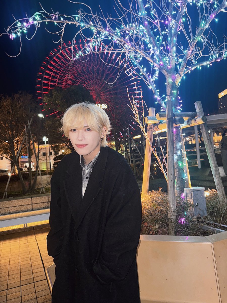 hayato3hayato3's tweet photo. クイーンズスクエア横浜ありがとうございました💫

今日1番嬉しかったことは6歳の女の子に
「お兄さんが一番歌上手だった！」
って言われたことです

子供達人気、嬉しい

明日もクイーンズスクエア！待ってます！

イルミネーションって良いよな~~~
みんなは何枚目の写真が好き？？📸 https://t.co/4qECkA3qLs