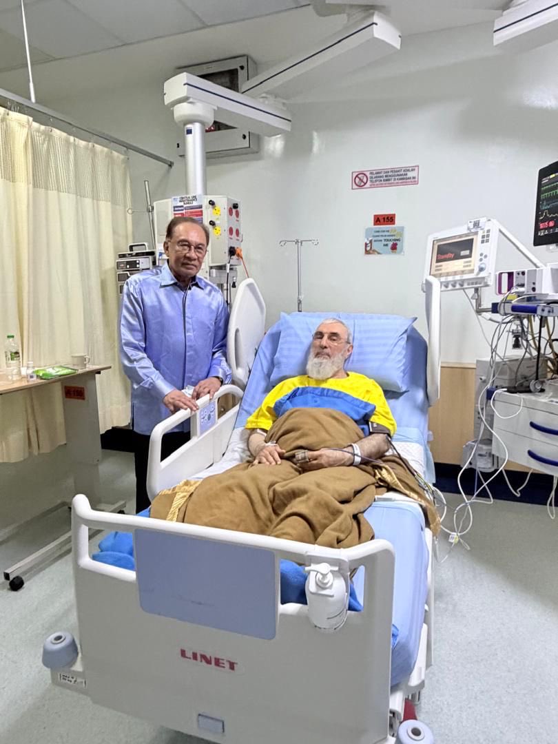 anwaribrahim's tweet image. Sempat menziarahi sahabat lama yang juga bekas Perdana Menteri Afghanistan, Gulbuddin Hekmatyar, yang kini sedang menerima rawatan kesihatan di Malaysia.

Mendoakan agar beliau dikurniakan kesembuhan dan keafiatan berterusan, selain dipermudahkan segala urusan perubatan.…