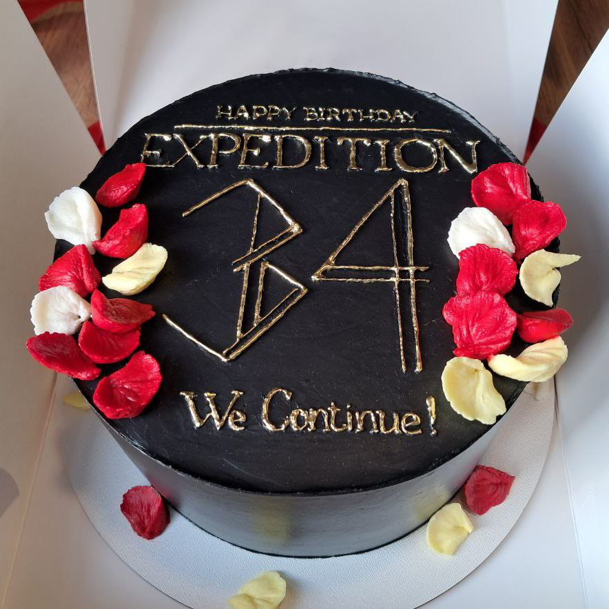 elaith's tweet image. Отправляем сегодня в путь одну там 34-ю экспедицию :)

Кондитер переживала, что не справится: такие тонкие детали лучше делать печатью, а не кремом.

Но хотелось объёма и крафтовости, даже at a cost of minor imperfection. Так, собственно, даже лучше.

И получилось, кмк, отлично!