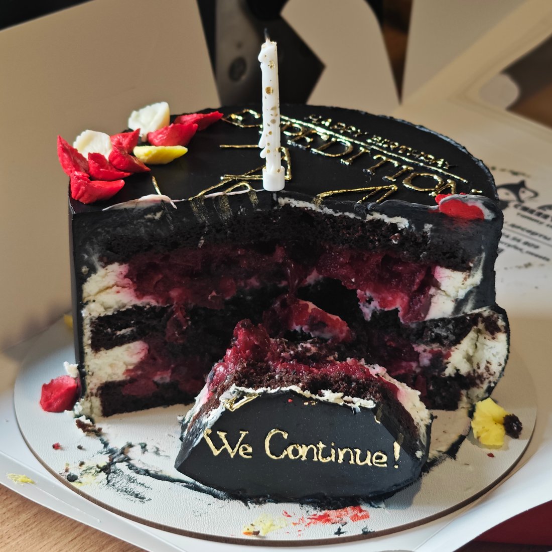 elaith's tweet image. Отправляем сегодня в путь одну там 34-ю экспедицию :)

Кондитер переживала, что не справится: такие тонкие детали лучше делать печатью, а не кремом.

Но хотелось объёма и крафтовости, даже at a cost of minor imperfection. Так, собственно, даже лучше.

И получилось, кмк, отлично!