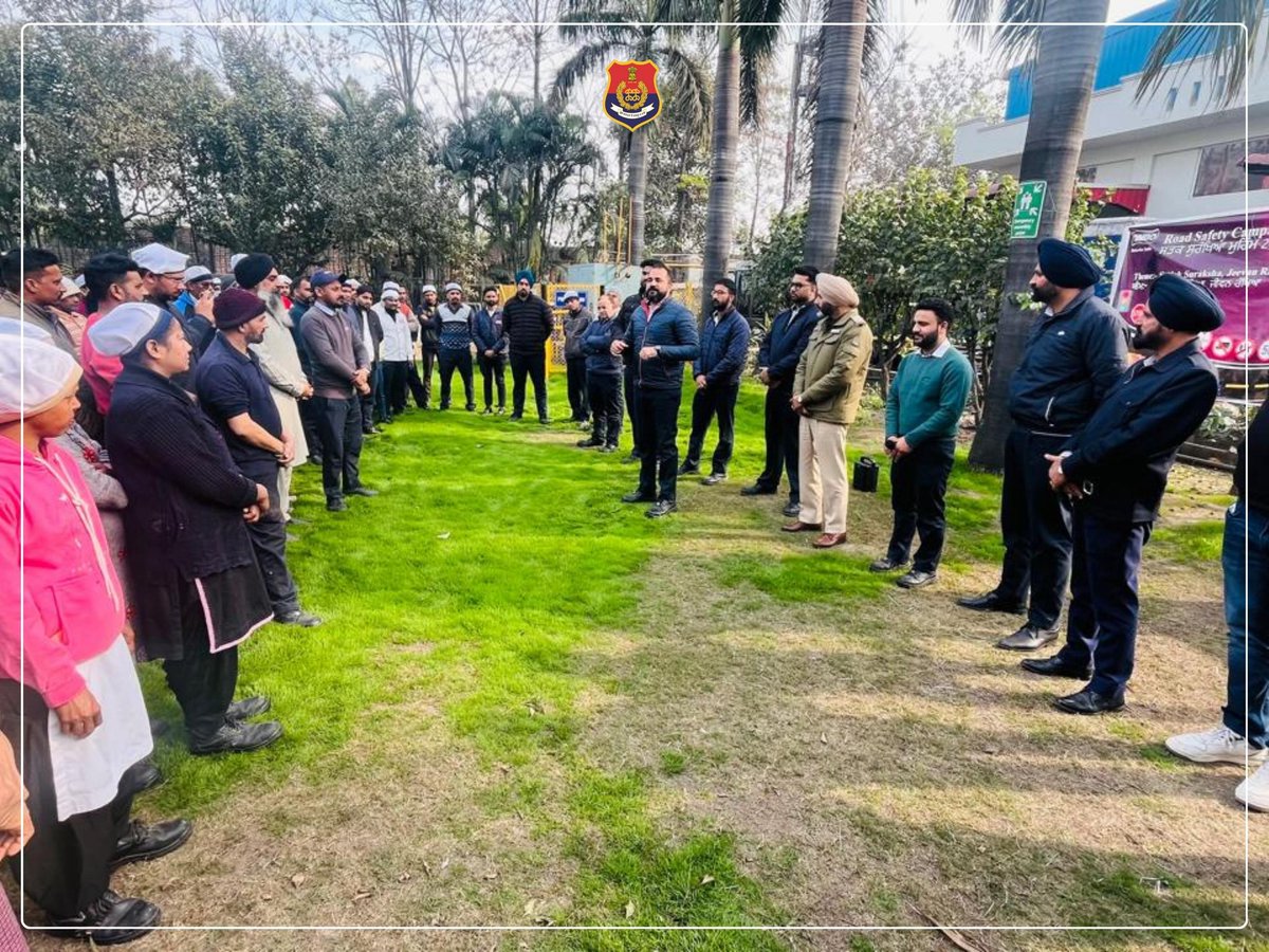 Traffic Education Cell of  Police Commissionerate Ludhiana organized a seminar and awareness program for employees with zone Incharge-4 at Kitty bread Chandigarh Road regarding road safety, Traffic Rules and drug awareness.

#LudhianaPolice #TrafficEducationCell #RoadSafety