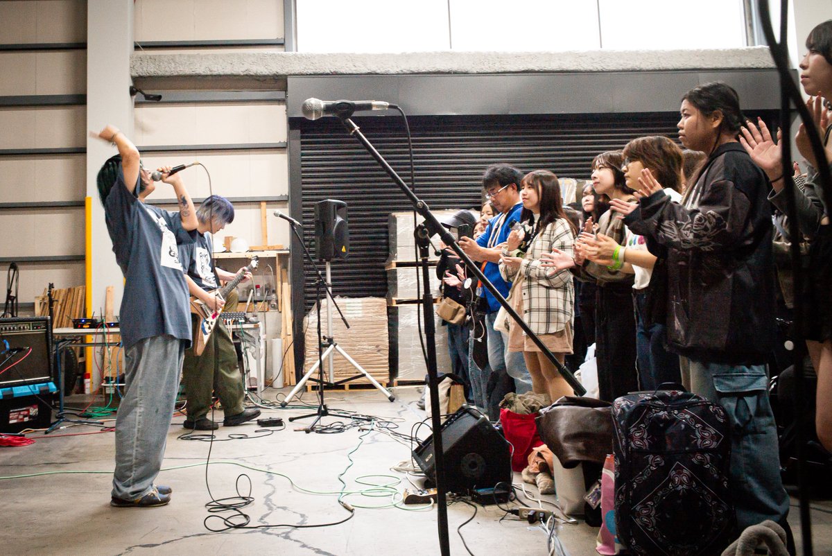 「どうして続けてきたんですか？」
「そのバイタリティはどこにあるんですか？」
と聞かれることがよくあります。

でも正直に言うと
答えはわたしにも分からない。
ただ、今思えば
人の力が原動力になっていたことだけは
確かだと思います。

やめる理由なんて
いくつでもあったし、