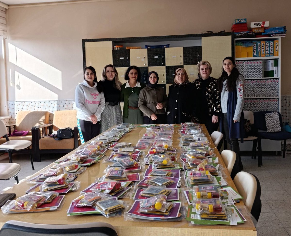 AKDER olarak Bozdoğan Halımoru Okulları’nda karne heyecanına ortak olduk. "Bilim herkese ulaşana dek" diyerek çocuklarımızı deney setleriyle buluşturan Miniskop Atölyesi’ne, kıymetli öğretmenlerimize ve fedakâr yönetim kurulumuza teşekkür ediyorum. 🔬🧪🚀 #KarneSevinci #KarneGünü