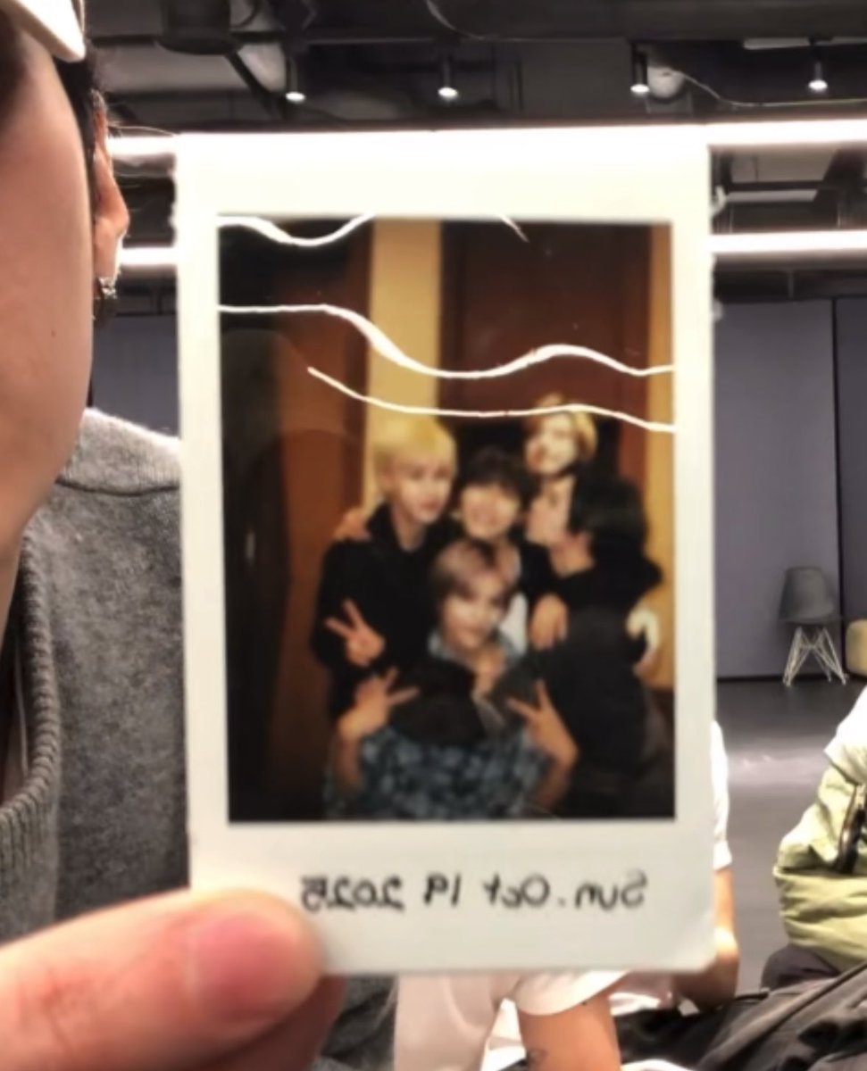 smoldejuns's tweet image. THE WAYV FAMILY POLAROID SAFEKEPT AT THE BACK OF XIAOJUN'S PHONE 😭💗