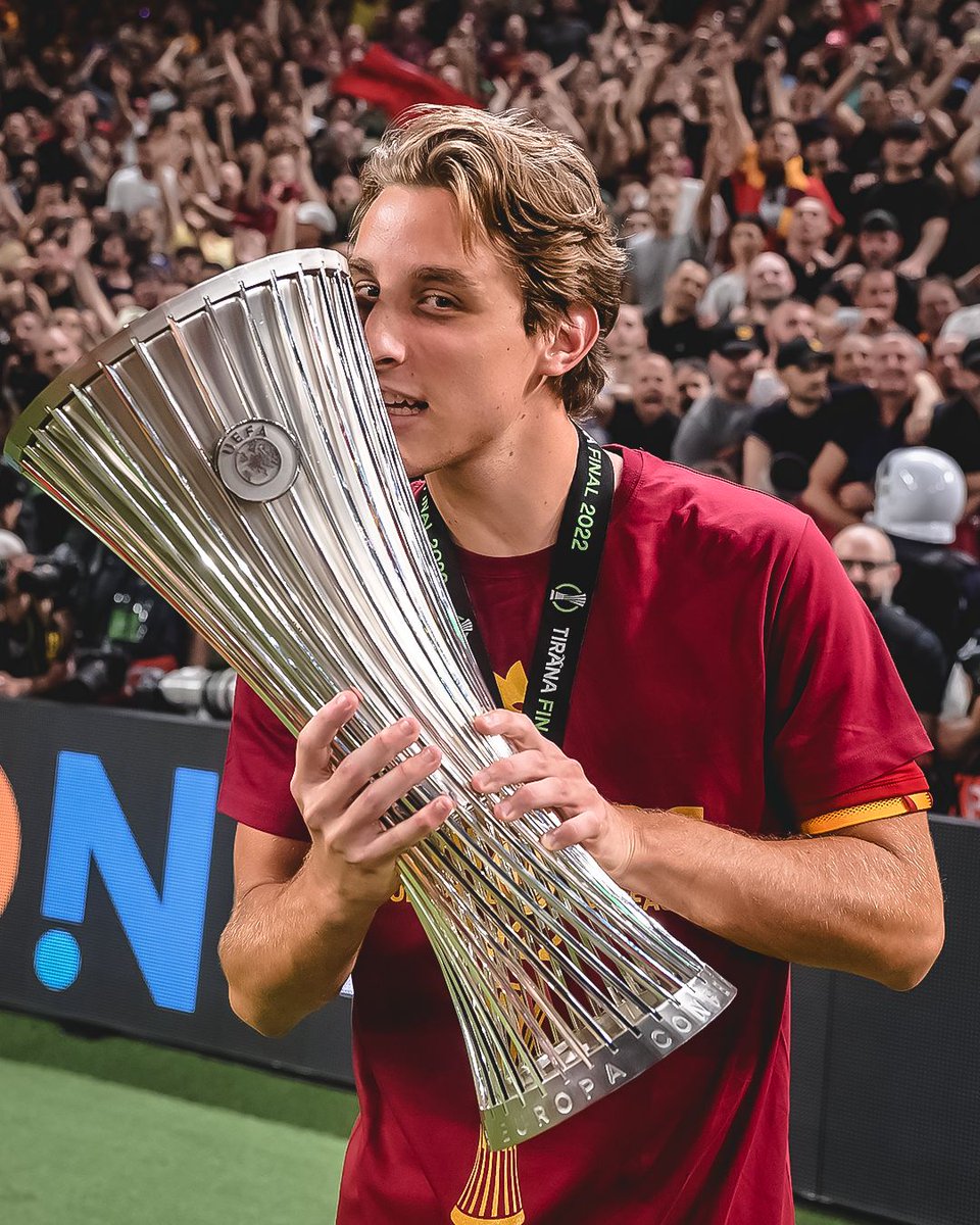 ASRomaEN's tweet image. Edoardo Bove’s contract terminated by mutual consent

Always one of us, forever a Romanista 💛❤️

📃 asroma.com/en/news/74673/…

#ASRoma