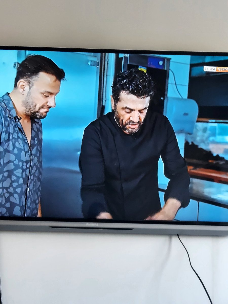 Şu anda bein gurme'de #bedriusta var. Ağzını yaya yaya program yapıyor. 
Ama bir ajitasyon var, nasıl hem de. Hiç tatile çıkmamış hem de hiç. Çalışmaktan fırsatı olmamışmış...
Amaaan neyse kanal değiştirdim gitti...
Sahi ne oldu bu #bedriustayıboykot durumu?