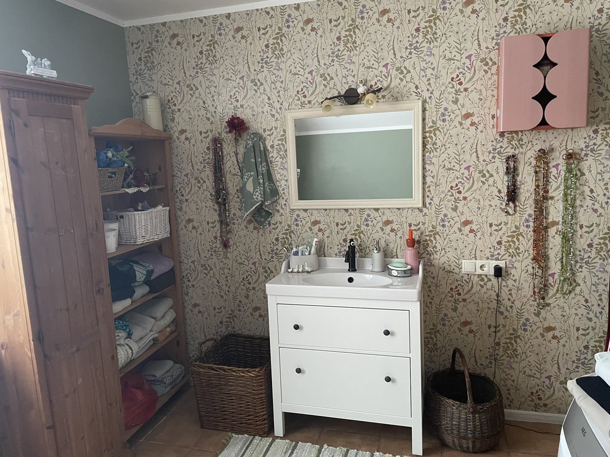 Daudz gulēšanas gultā un telefons sniedz pārāk daudz iespēju gūt idejas mājas vides uzlabošanai. 
Ko jūs sakāt par pašlīmējošām flīzēm? Esmu izmantojusi pašlīmējošās tapetes un esmu ļoti apmierināta (tapete bildē), bet gribētu dzirdēt pieredzi par flīzēm.