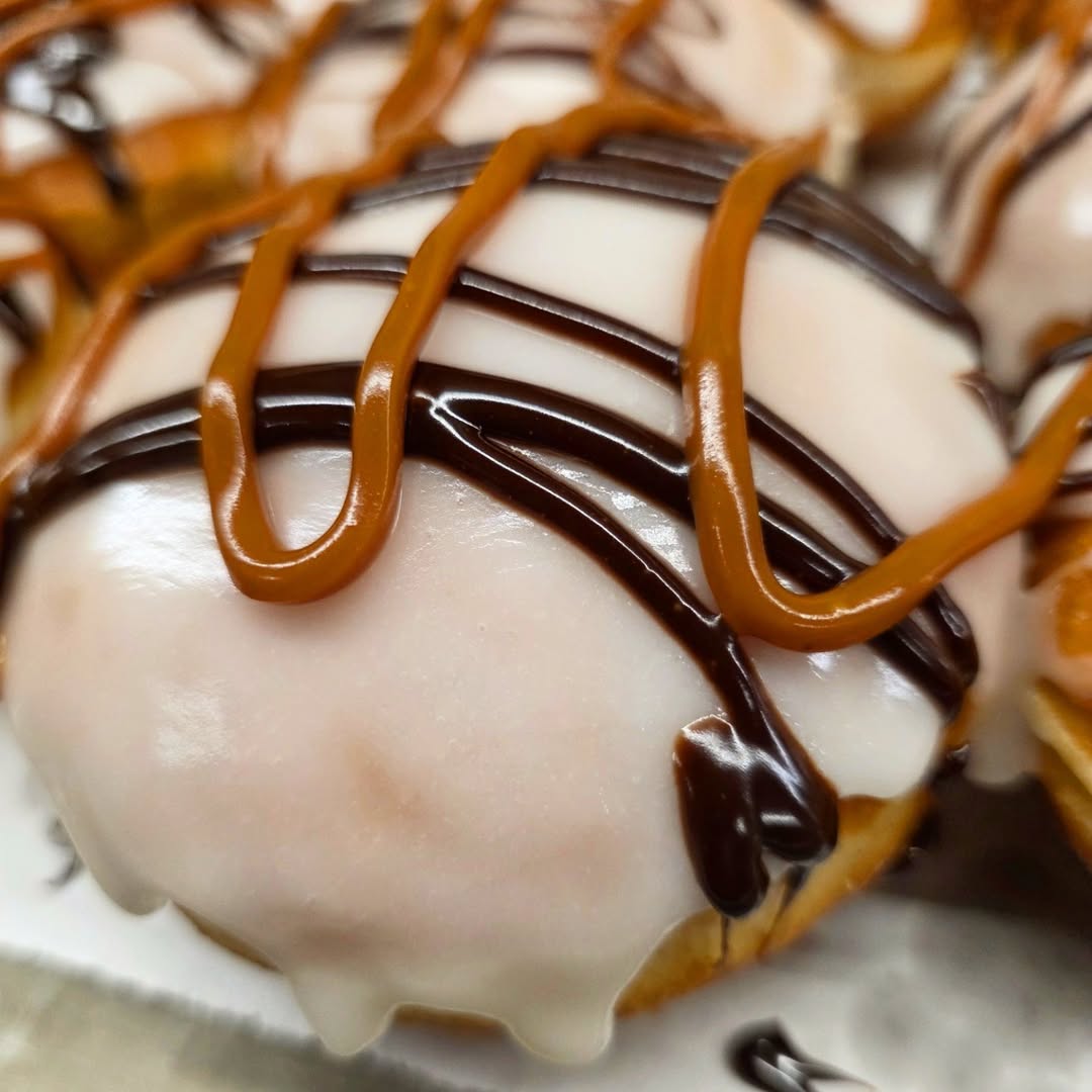 Need Some Wake Me Up ⏰️ The Espresso Paczki is Loaded with Freshly Ground Espresso Buttercream, topped with The Sweetest of Roll Icings, Chocolate Fudge and Dulché De Leche Caramel 😋 #mnbestdonuts #mnbestbakery #bestriverroadbakery #tcltop5bakerymn #redwingmn