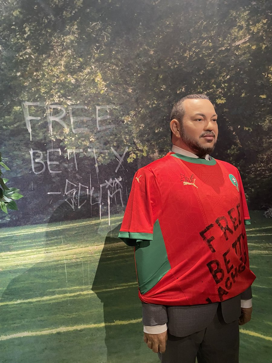 scum_officiel's tweet photo. 🚨‼️CAN/ MUSÉE GRÉVIN:
Une activiste SCUM vient tout juste de rendre visite au roi du Maroc afin d’exiger la libération immédiate de Betty Lachgar.
#FREEBETTY https://t.co/hhy6ZxmRGm