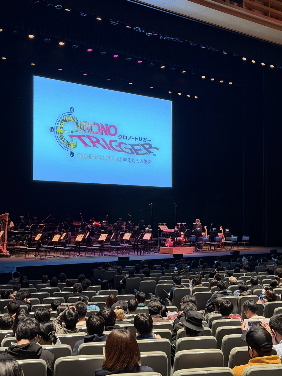 YujiHorii's tweet image. そんなわけで、国際フォーラムのクロノトリガーのコンサートにいってきました。巨大スクリーンにゲーム画面が映しだされ、オーケストラの素晴らしい演奏を聴きながら、いろんなシーンを思いだしました。もうあれから30年もたつんですね。ちなみに下の線画はチャッピーに描いてもらいました。