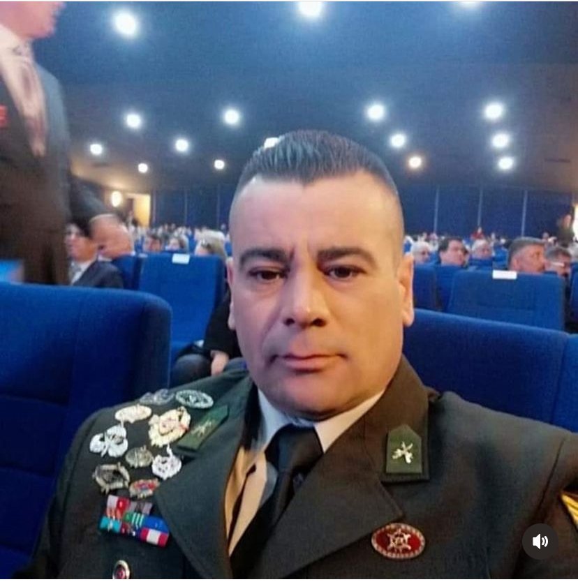 Biz Türk Milliyetçileri, Emekli olabiliriz. Birgün vatan bize bir görev verir ise, Çıkardığımız üniforma dolabımızda, O gün tekrar giymekten ve ülkemiz için ölümüne savaşmaktan çekinmeyiz. Sürekli DM den mesaj atıp tehdit eden Teröristler. Resme iyi bakın. Sizce korkacak bir kişi