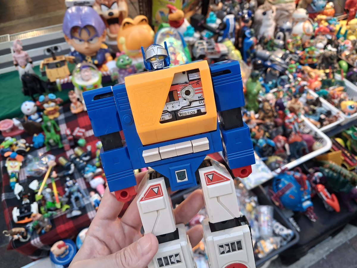 今年初の中古玩具市場へ来た。
胸の窓が欠如しているがカセットボット２体入りのツインキャストを発見。
勿論、購入。