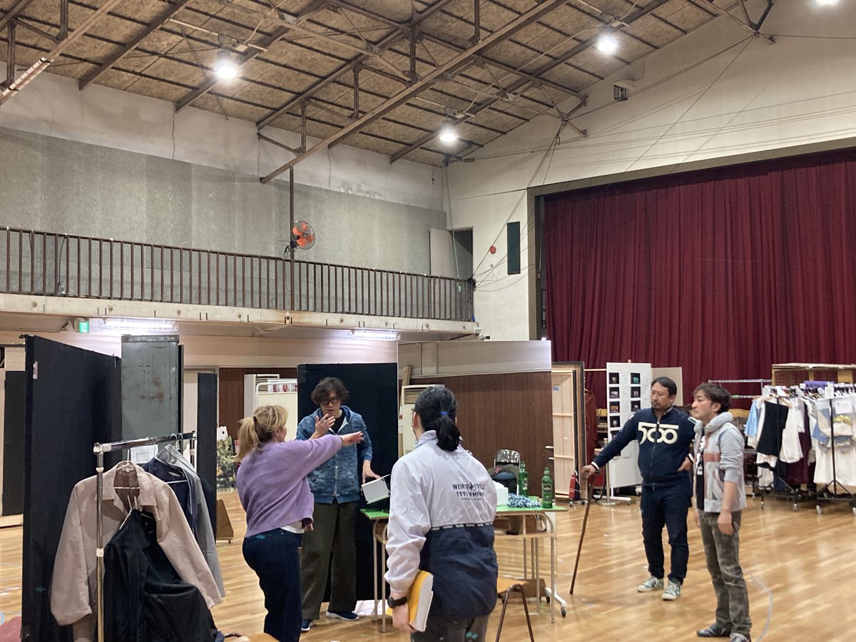 『道化師』稽古4日目。
本日は、ネッダとシルヴィオの密会からの展開を中心に稽古しました。物語が大きく動き出す場面を、
音楽とドラマの流れの中で丁寧に確認しています。
2月上演『カヴァレリア・ルスティカーナ』『道化師』
(指揮：アンドレア・バッティストーニ)稽古場より📸