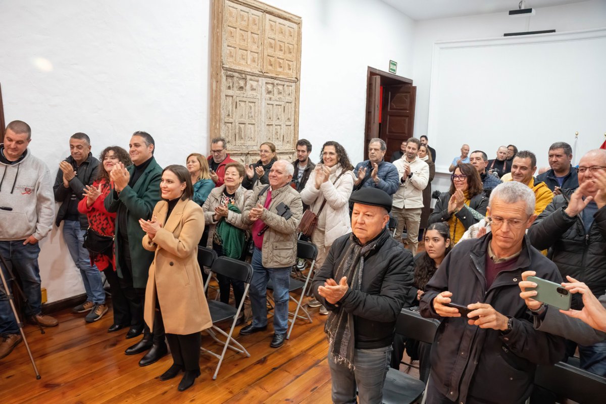 migdaliamachin's tweet photo. El #timple es #identidadcanaria 🎼: de las parrandas y la memoria colectiva al concierto. Obras de Benito Cabrera y David Duque impulsan su legado. https://t.co/U1cGGps942