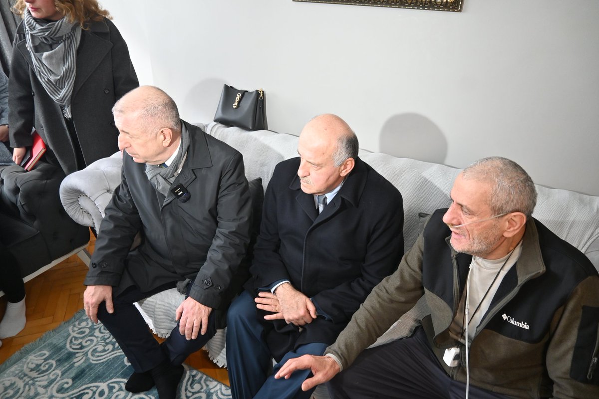 Dün vahşice bıçaklanarak hayattan koparılan 16 yaşındaki Atlas Çağlayan'ın acılı annesi Gülhan Çağlayan ve ailesini ziyaret ederek taziye dileklerimizi ilettik.

Zafer Partisi olarak, Türkiye'de "Suç İçin Yetiştirilen Çocuklar Sorunu" olduğunu düşünüyor ve bu sorunun çözümü