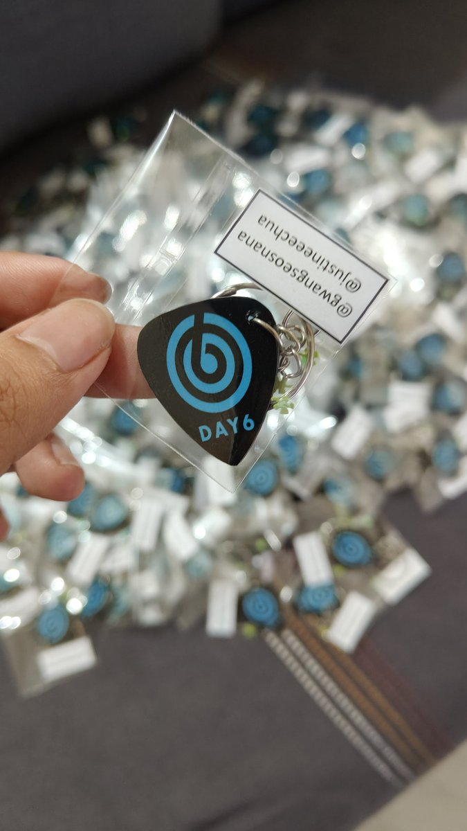 gwangseosnana's tweet image. Guitar pick keychain freebie by @gwangseosnana
&amp;amp; @justineeechua

Will post on dday our loc ^^
Strictly 1:1! 
Rt to spread ^^

See you on the 24th, MyDays!

#DAY6 @day6official
#The_DECADE_MANILA #TheDECADEinManila #DAY6_10th_Anniversary_Tour #DAY6inManila #DAY6inMNL