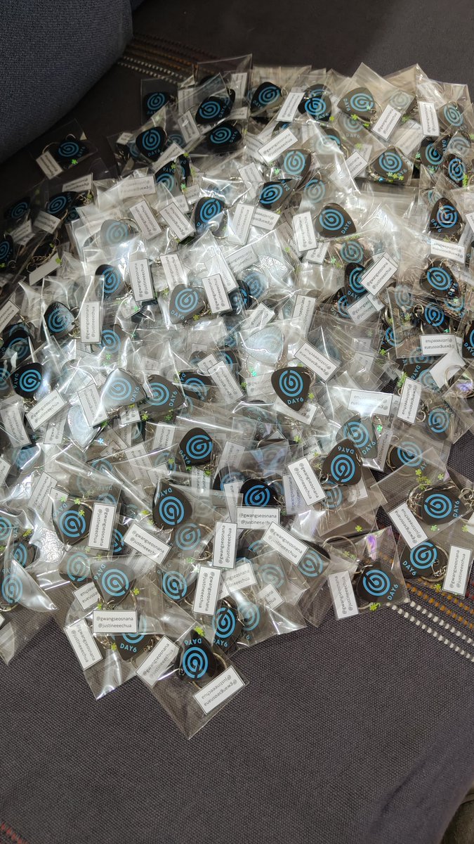gwangseosnana's tweet image. Guitar pick keychain freebie by @gwangseosnana
&amp;amp; @justineeechua

Will post on dday our loc ^^
Strictly 1:1! 
Rt to spread ^^

See you on the 24th, MyDays!

#DAY6 @day6official
#The_DECADE_MANILA #TheDECADEinManila #DAY6_10th_Anniversary_Tour #DAY6inManila #DAY6inMNL