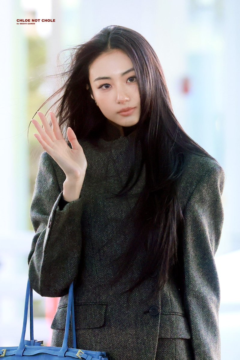 260117 ICN 출발 

오늘 반지 안 낀 가원이🖤

#미야오 #MEOVV #가원 #GAWON
#GAWONxPRADA #PradaFW26