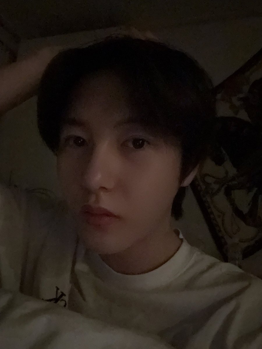 renjun! cakep banget ya. gatau kenapa kalo pose tangannya diangkat ke kepala gini cakepnya makin nambah 3232323232x lipat aja gitu, kangeeennn 🫶😔