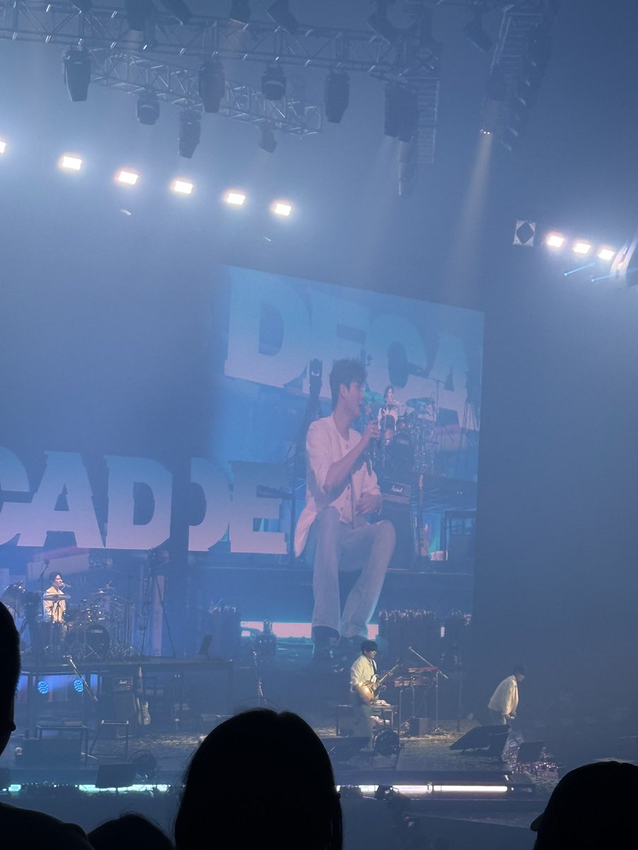 폭죽?연기?? 
암것도안보이는거개웃