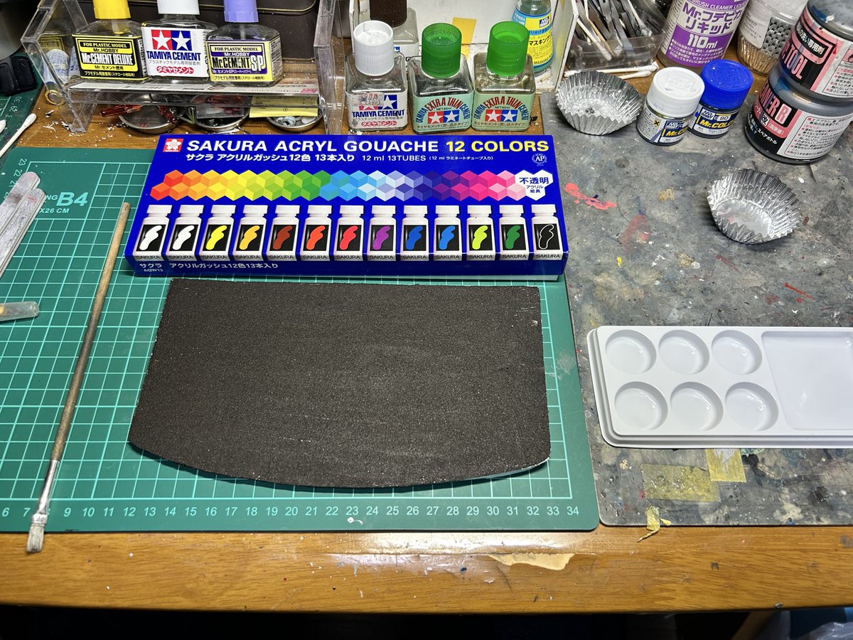 昨日の続きです。
アスファルト素材が乾燥したので、アクリルガッシュで色付けしていきます！