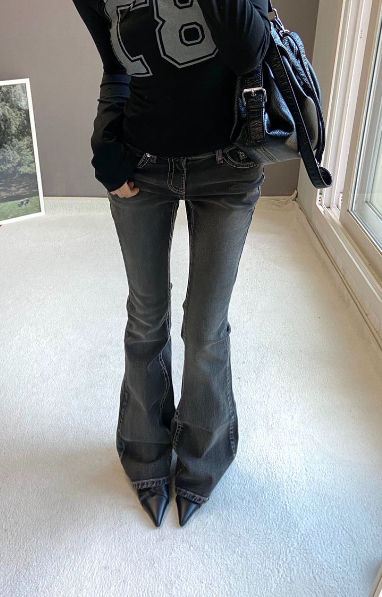 닝닝 부츠컷 너무 이쁘긴한데 비싸서
저렴이 버전을 찾았어요!!!

로우라이즈 핏 넘예.. 다리 진짜 길어보임