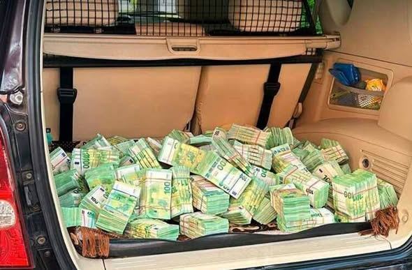 WimdenOudsten's tweet image. Beste Europese belastingbetalers.
Hier ligt nog maar eens 4.700.000 euro van uw geld achterin een Porche Cayenne in Oekraïne.
Welkom in Oekraïne: Waar 'transparantie' betekent dat iedereen precies weet hoeveel je moet betalen om weg te komen met corruptie.
"In de regio Kiev heeft…