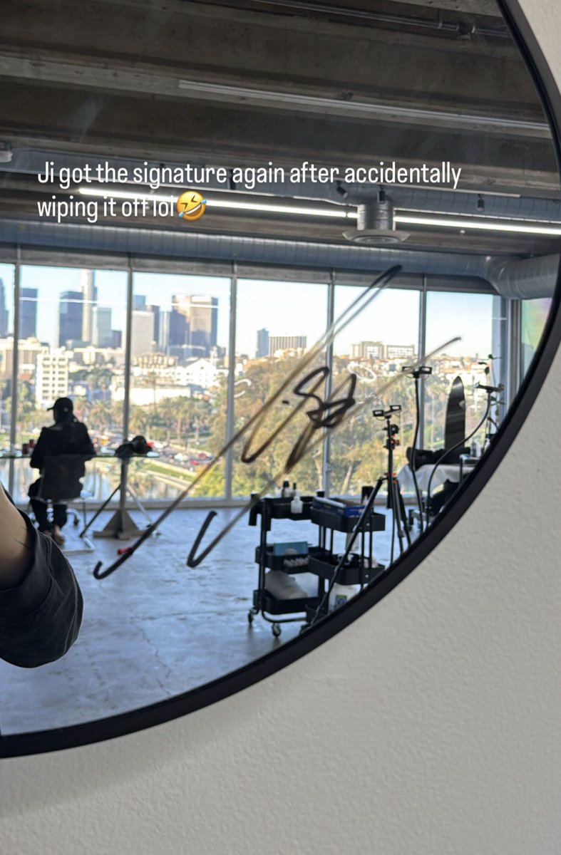 lalisamgger's tweet image. Seems like Lisa was visiting her tattoo shop in LA. 8ptattoo (Lisa’s tattoo artist) updated with Lisa’s signature 🤗