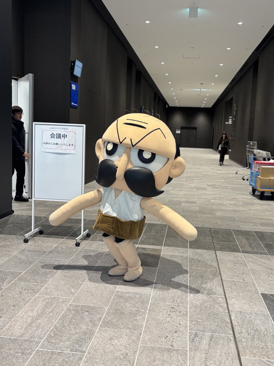 マスコットと遭遇して写真撮ってもらったりファンサ貰ってる人羨ましい😗
俺なんかでんじゃらすじーさんとしか遭遇してない😂