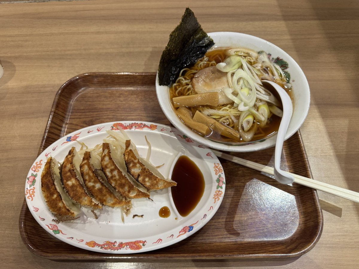 浜松SAで夜ご飯！！
醤油ラーメンと浜松餃子のセット🍜🥟
美味しかったです☺️

さて滋賀まで頑張って帰ります💪